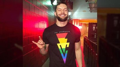 [美國瘋潮]正版WWE Finn Bàlor Bàlor Club For Everyone 子彈俱樂部LGBT衣服L號
