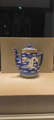 【二手】晚清民國：同治年制款雙龍戲珠藍釉白龍茶壺 瓷器 擺件 古玩【久藏館】-1689