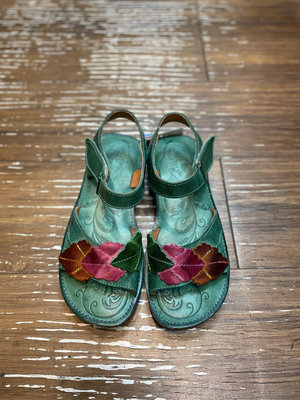 三輝皮鞋雕刻楓葉造型真牛皮橡膠防滑鞋底魔鬼氈涼鞋，藍色35、36零碼特價台灣製MIT小腳