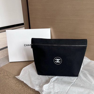 Chanel 美妝贈品化妝包洗漱包️，包身整體是一個梯形造型，正中雙C logo ，非常簡約高級的一個設計 ，大牌範拉滿！這次的化妝包，size很大，A4大小的