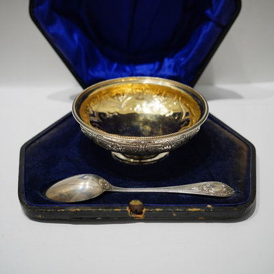英國維多利亞時期花卉浮雕魚籽紋滾珠鎏金純銀高腳碗禮品盒，謝菲