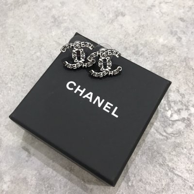 Chanel 黑Logo壓紋耳環《精品女王全新＆二手》