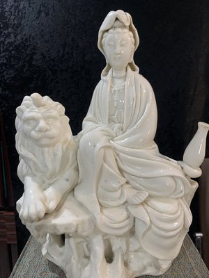 老件 德化白瓷 騎獅座像觀音。中國古瓷 高約38cmx寬28x深26cm  5116公克