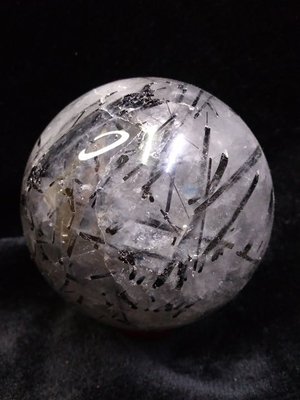 【小川堂】黑碧璽水晶球 重量：1305g / 直徑：10cm