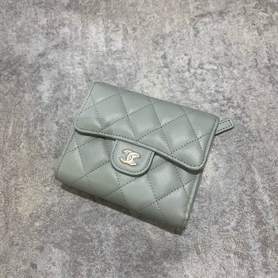 Chanel Coco 三折短夾 羊皮 淡金釦 灰綠色《精品女王全新&amp;二手》