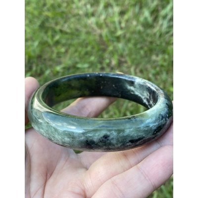 ��61mm Natural Serpentine jade Xiu yu jade bangle��甲翠果綠色高~隨意飾品
