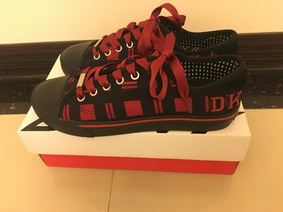 已售～全新～DKNY 黑紅龐克風休閒鞋