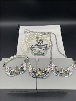 【熱賣精選】Vivienne Westwood 銀色飛翅黃球土星翅膀打結珍珠項鏈 胸針
