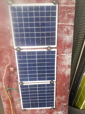 二手 太陽能板 新手研究用 18V 接 控制器 能充電瓶 面板玻璃材質 角落有損傷 介意勿拍  不含背後木板