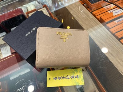 ☆最愛二手精品☆ PRADA 全新裸膚色防刮牛皮金字 logo 釦式拉鍊短夾皮夾 XG1270 1ML018