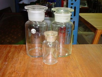 合共三支古早玻璃藥罐,品相完整~六十年以上之老品