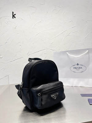 新款熱銷  Prada / 普拉達 新款雙肩包 黑色後背包 小背包 內置隔層 23 20cm 明星大牌同款