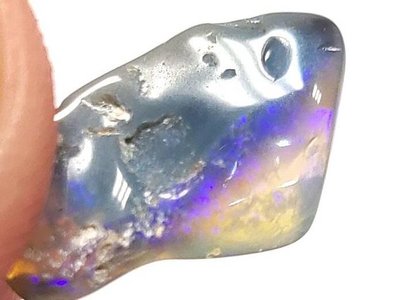 ***原礦屋*** 頂級歐泊(Opal)！A級澳洲黑蛋白原礦標本0.373g (帶明顯火彩)！(寶石、礦石、冥想、靈修)