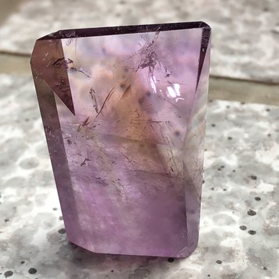 (( 玻利維亞 紫黃晶 )) 紫晶紫水晶黃水晶共生 3.4X2.2公分，切面隨形 擺件 紙鎮 景石 原礦石 柱子