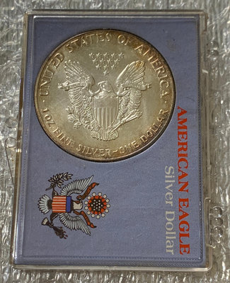 【R03】美國1988年，行走自由女神、1盎司1美元紀念銀幣(原盒裝、外盒承軸腳有斷)
