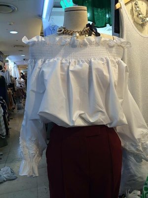正韓 蔡依林可拉平口鬆緊帶襯衫，袖口鬆緊帶縮口，還有蕾絲雕花。版型極美穿起來好性感。原價$1680，過年大放送$880。