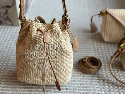 【二手包包】Prada 編織水桶包的夏天啦，馬上夏天了，來推薦這只陽光草編包，編織和皮革，清爽也文藝，讓你也 NO163097
