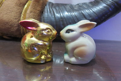 【讓藏】早期收藏早期老台灣,,黃金兔,,鶯歌老陶瓷兔子存錢筒/撲滿,2件一對一起賣