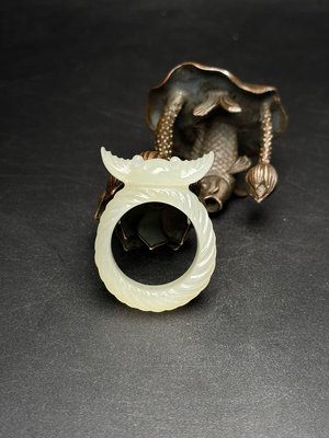 和田玉戒指，雕刻玉蟬，一鳴驚人，富貴纏身，造型精美獨特，工藝生動，玉質溫潤，品一流，