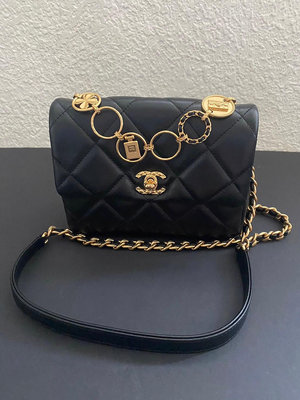 Chanel AS4274，香水、幸運草、包包、皮穿鏈黑色羊皮包包。