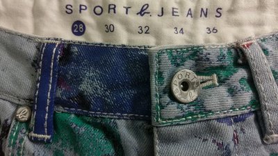 （出清）法國 agnes b. 姐妹品牌 SPORT b. Jeans 閃電圖騰彩色印刷牛仔五分短褲，前開釦直筒褲管設計，所有五金釦具都有Logo法國尺寸28碼