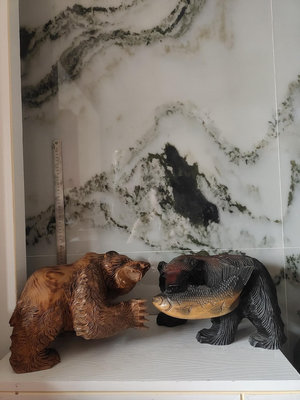 大號北海道木雕熊，高21公分，長31公分，寬25公分，凈重2