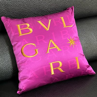 VIP貴賓禮 BVLGARI 寶格麗 LOGO 刺繡絲綢抱枕 枕頭