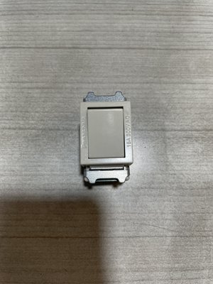 DIY水電材料 國際牌WNF5002-3路開關/双切開關