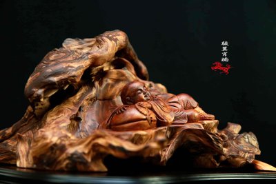 台灣北部肖楠 頂級紅黑油格完整樹瘤 名師雕刻 悠然自得小沙彌 收藏級精品