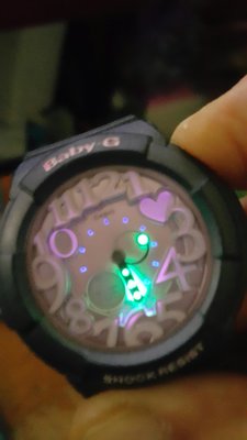 日本CASlO BABY-G運動指針夜光，錶九成新買來少用，近日己換新日本雙電池花200元，電子手錶大字盤粉紅色，可使用很久三年左右，一個管夜間發光一個管走時。
