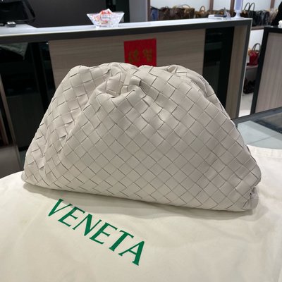 ⭐️ 香榭屋精品店 ⭐️ BV BOTTEGA VENETA Pouch 米白色編織全皮抓皺雲朵包 手拿包 (XC0392) 全新商品