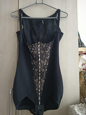 日本製善美得 Lily Bouquet時尚王姬十字美背束腹塑身衣調整型連身塑身衣（90）品相佳