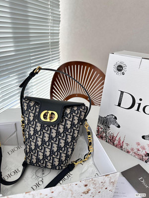 【二手包包】迪奧水桶包Dior 迷你鏈條水桶包oblique印花面料精心制作，搭配同色調牛皮革優雅翻蓋。以CNO63455
