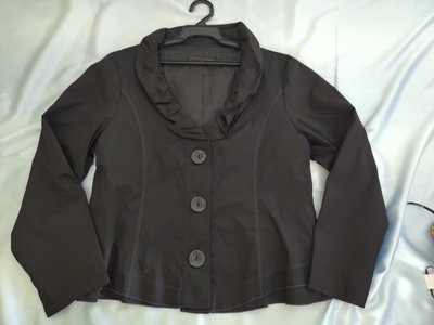 [99go] 日本專櫃 TOMOMI 黑色荷葉領薄外套 M-L號 韓國製