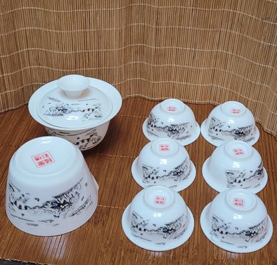 @@@六合堂@@@台灣早期鶯歌鎮勝茶藝陶坊八件旅行茶具組。2010年，落款：景德鎮彩，白瓷高潔白度，作工細膩，杯口外展，