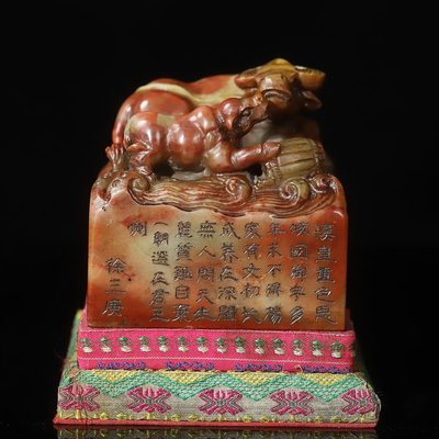 珍藏壽山芙蓉石雕刻母子牛鈕印章，印章長9.6厘米寬9.6厘米高10厘米，凈重1516克，26400 ，搭03014