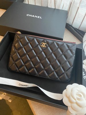 Chanel ❤️經典系列黑色荔枝金釦一字手拿包  20x13cm 現貨在台1個 $3xxxx