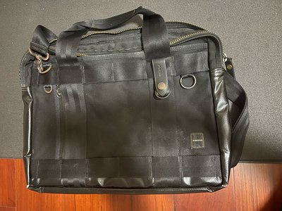Porter黑色肩背包，8成新，底部角落略有掉漆，介意者勿拍，全新品至少4500元，只賣1000元