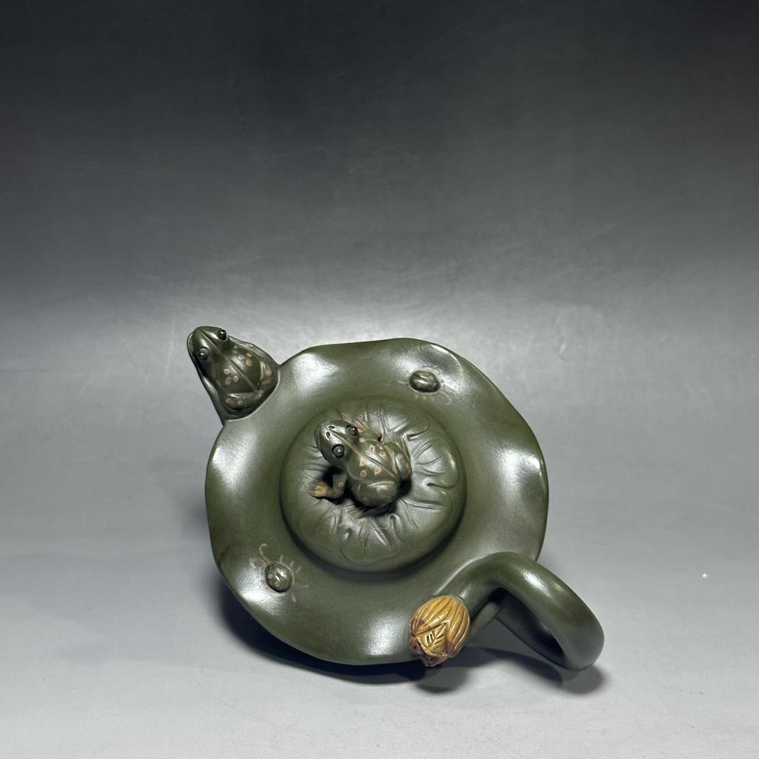 珍藏紫砂壺1500品名：荷葉青蛙壺底款：蔣蓉材質：綠泥容量：500cc 出水 