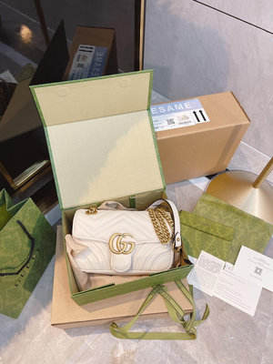 【二手包包】皮+官網外箱+全套證書包裝Gucci Marmont鏈帶肩背包采用頗具結構感的柔軟造型和超大號翻 NO179814