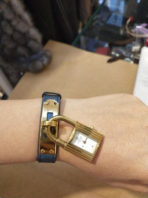 晶采臻品:HERMES 經典藍色真皮鎖頭手錶~特價18800