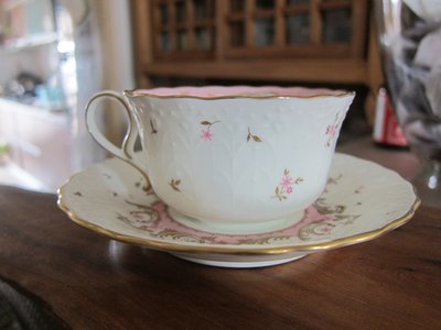 ~[ 金彩浮雕 ]~日本製名瓷~鳴海NARUMI骨瓷MIRANO系列~茶杯咖啡杯組1杯1盤
