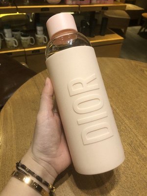 CD Dior 化妝品VIP漂亮禮❤️ 粉色玻璃瓶 水壺 玻璃杯 隨身杯，外部有硅胶保护套，顏色柔美療癒💕