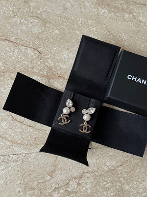 Chanel 香奈兒 女款 寶石 搭配白色珍珠 耳釘 logo耳環 收藏閒置、少使用 配件：盒子、購買證明 ❤️超甜 19800