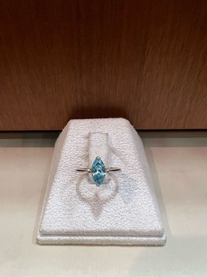 白K金海水藍寶戒指簡約設計適合平時配戴，超值出清價6980元，免費修改戒圍不議價，珠寶等級作工質感很好，不過敏不退色戒台厚實