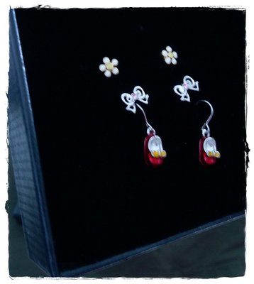 免運促銷。ACUBY【全新商品】小白花 蝴蝶結 小紅鞋 時尚甜美款水鑽金屬耳針式耳環。共3副