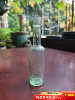 二手 NO.413民國玻璃瓶，雙妹嚜花露水，淺綠色，氣泡明顯，精美