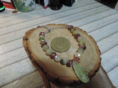 天然葡萄石+天然水晶草莓晶橄欖石手鍊 天然石英勾鍊式手串手珠 全重約18g (售不含木座)