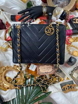 （送走）Chanel vintage 古董黑金羊金圓牌山形紋斜背包/男女皆可/百搭實用