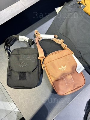 [RS代購 全新正品優惠]ADIDAS配件-男/女 ESSENTIALS 側背包 贈品牌購物袋 IB9350